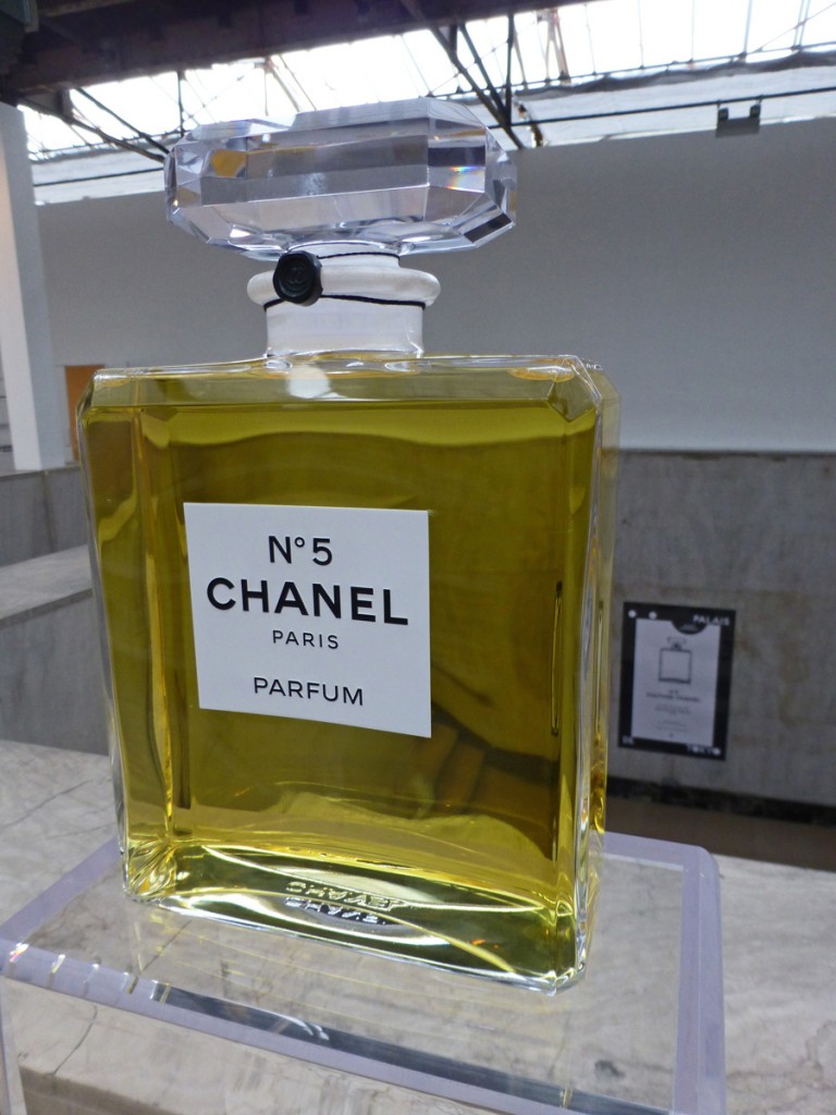 grosse bouteille de parfum