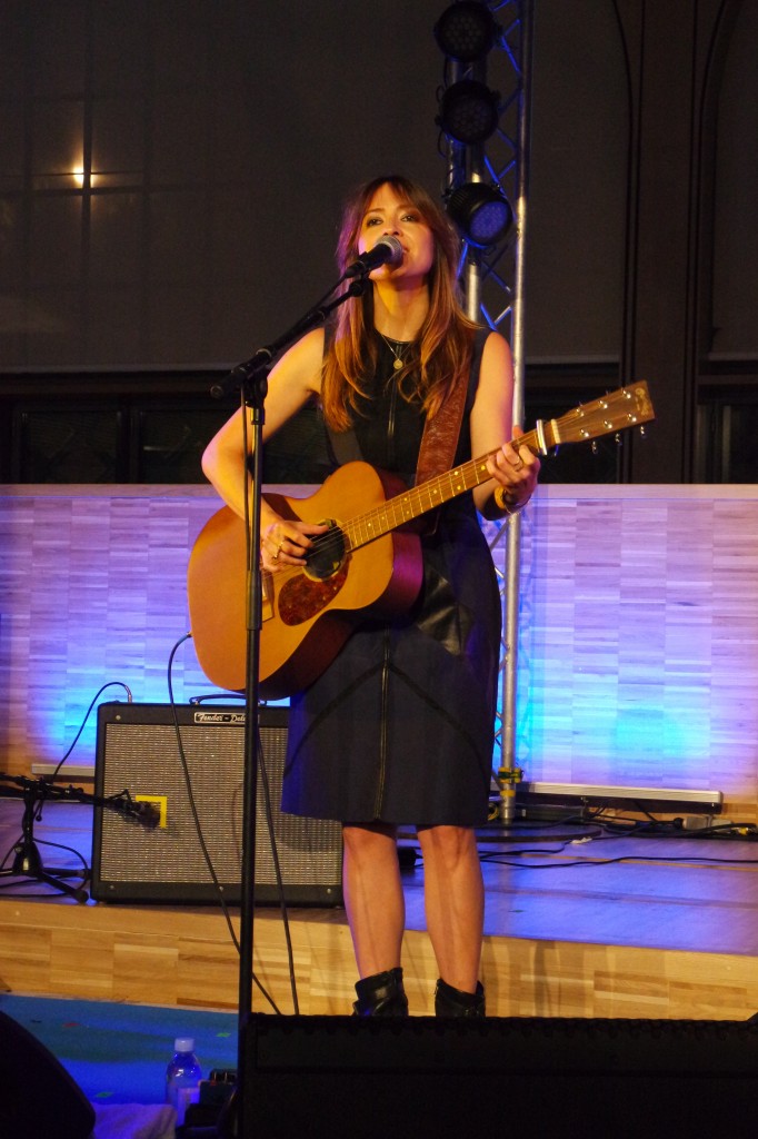 Keren-Ann-chanteuse-concert-live-Festival-Tous-à-Table-Carreau-du-Temple-photo-by-United-States-of-Paris-blog